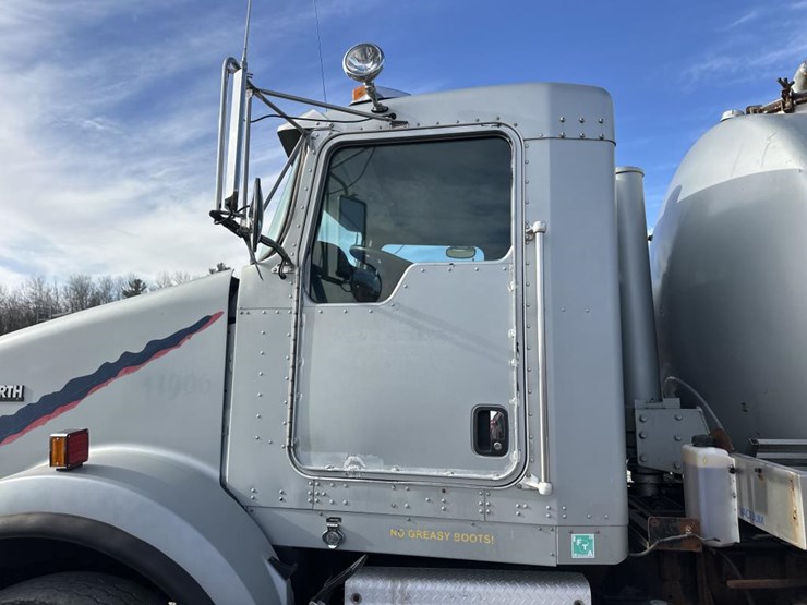 2005-kenworth-t800-image-11