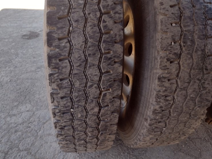 peterbilt-388-image-29