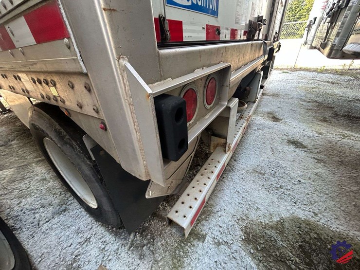 2017-stoughton-28-ft-image-14