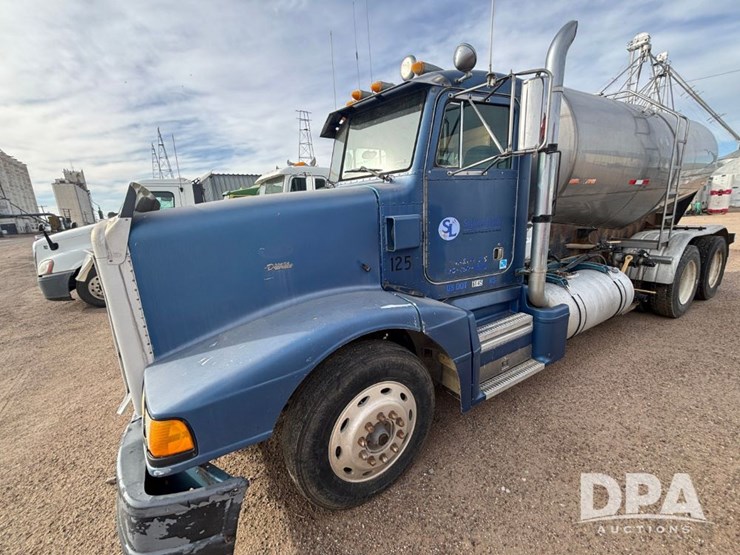 peterbilt-377-image-14