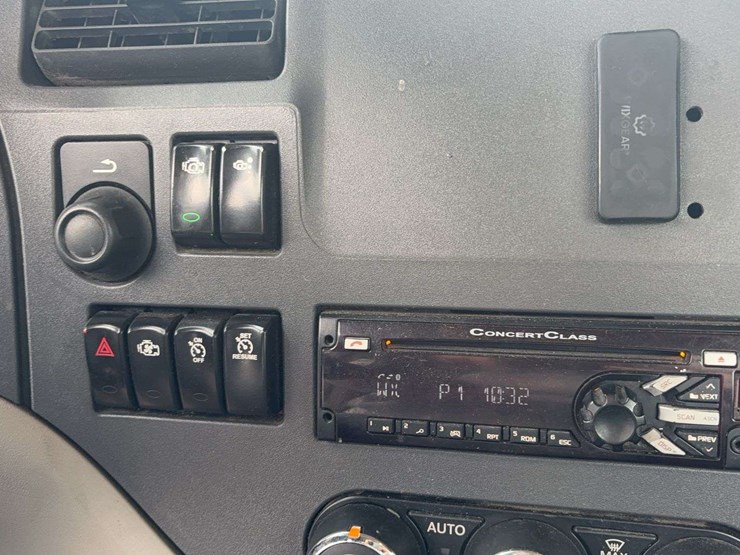 2018-peterbilt-579-image-47