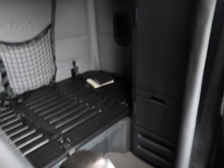 2019-freightliner-cascadia-126-image-7