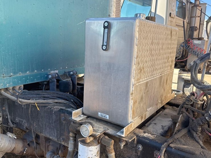 1996-peterbilt-379-image-28