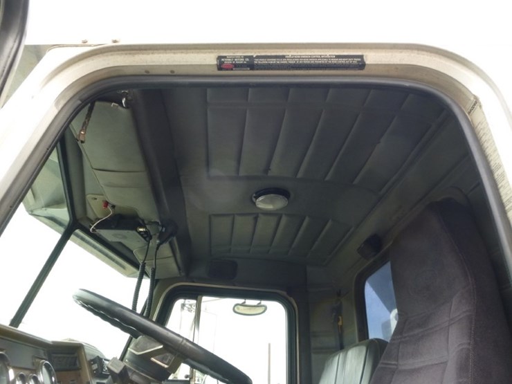 peterbilt-330-image-17