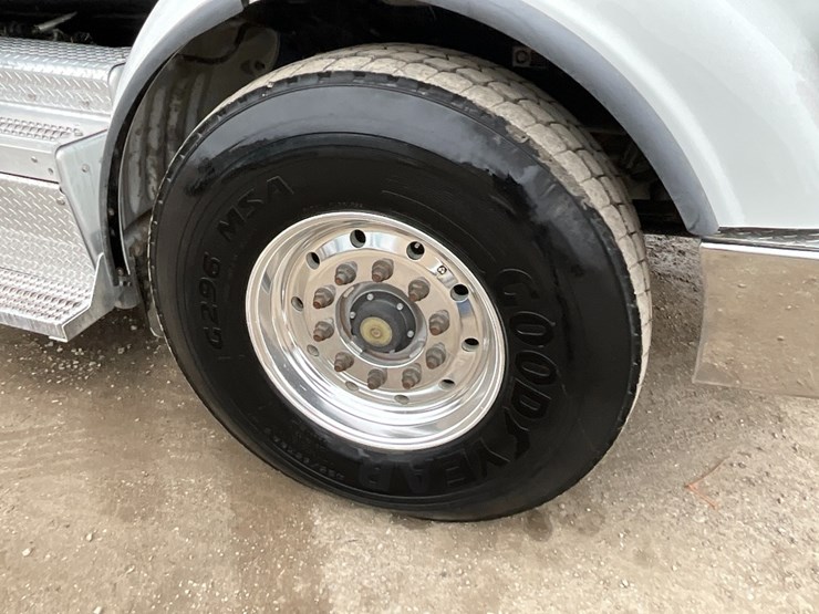 2015-peterbilt-365-image-13