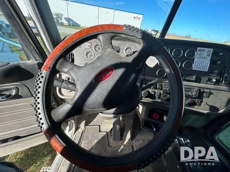 2010-peterbilt-386-image-57