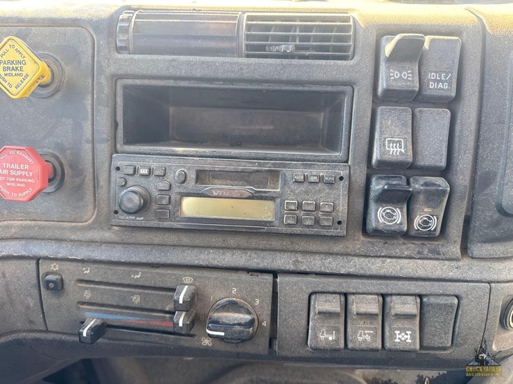 2001-volvo-vnm-semi-truck-image-20