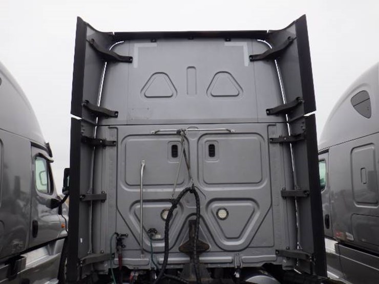 freightliner-cascadia-125-image-18