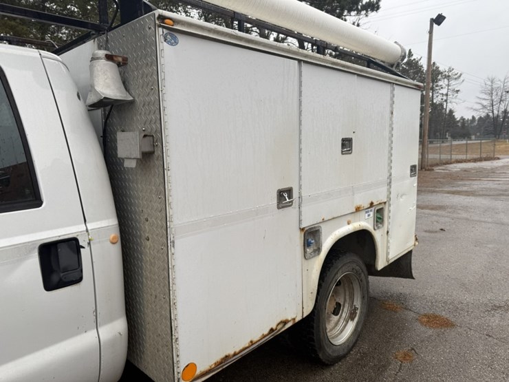 2011-ford-f550-image-17