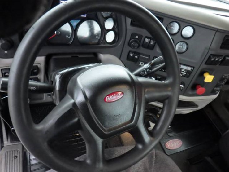 2019-peterbilt-579-image-15