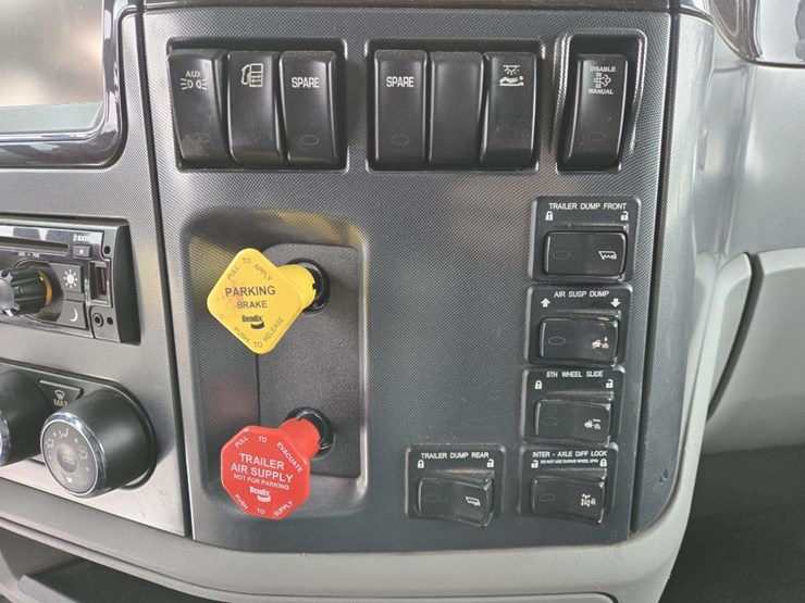 2017-peterbilt-579-image-75