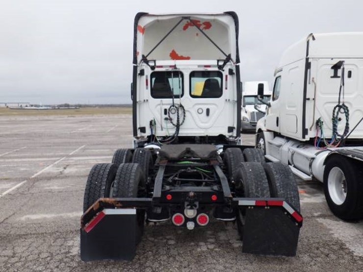 freightliner-cascadia-126-image-10