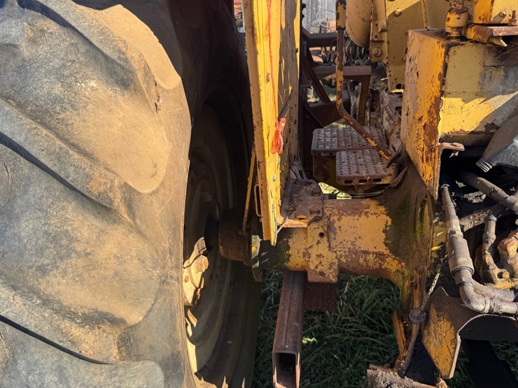 minneapolis-moline-m670-image-24