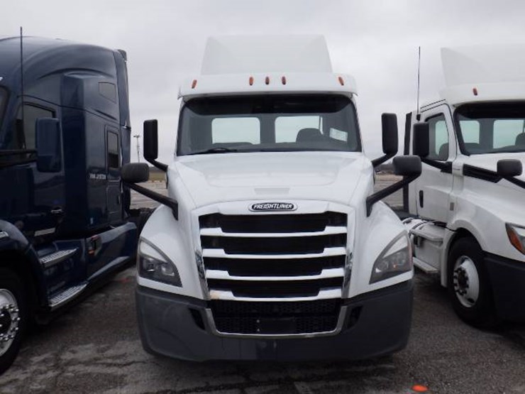 freightliner-cascadia-126-image-2