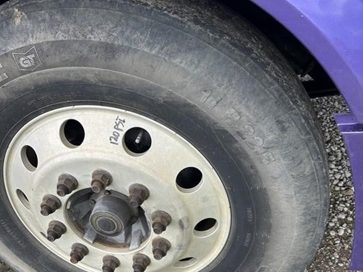 2015-volvo-vnl42t670-image-40