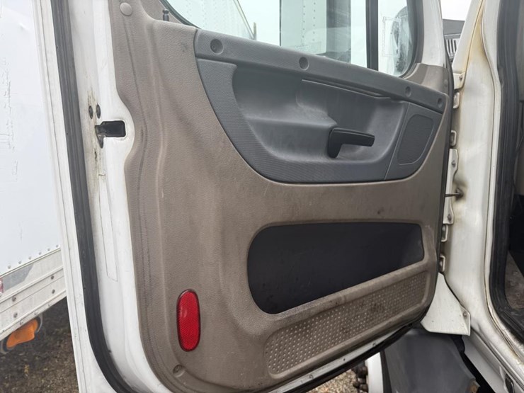 #1175-•-2016-freightliner-cascadia-day-cab-truck-tractor-image-45