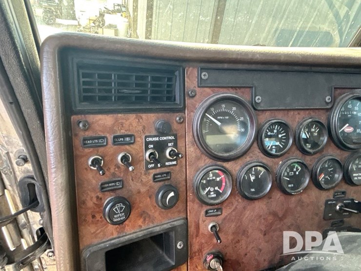 peterbilt-330-image-48