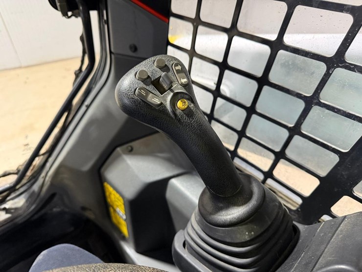 2022-bobcat-t76-image-27