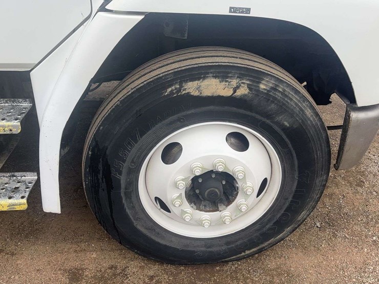 1999-freightliner-fl70-image-9