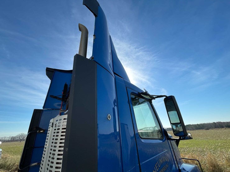 #202-•-2015-volvo-semi-tractor-(has-wi-title)-(denmark,-wi)-image-43