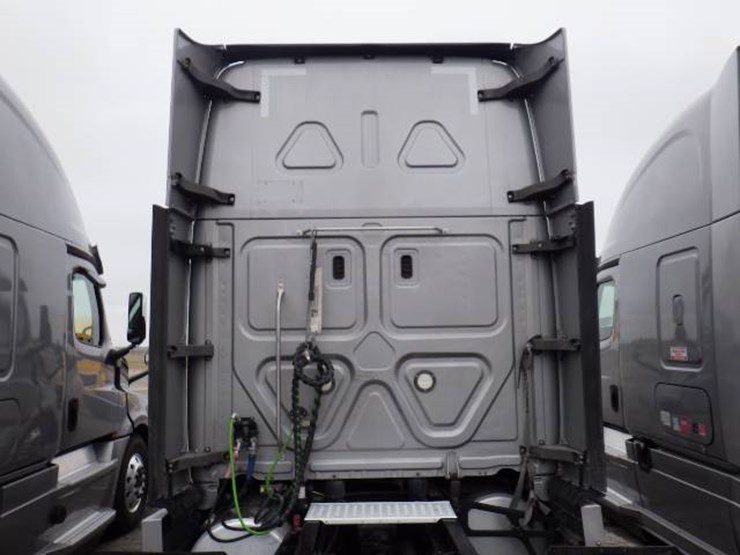 2019-freightliner-cascadia-126-image-14
