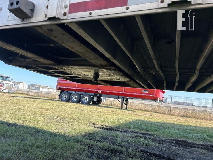 2019-wilson-livestock-trailer-image-17