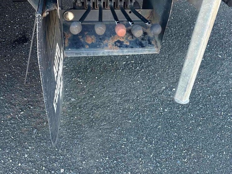 2008-peterbilt-335-image-7