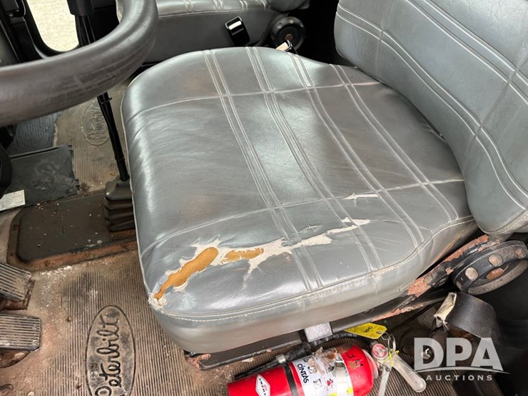 2001-peterbilt-330-image-47