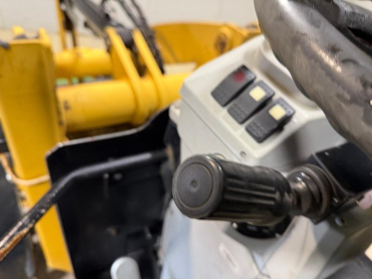 2015-caterpillar-903c-image-22