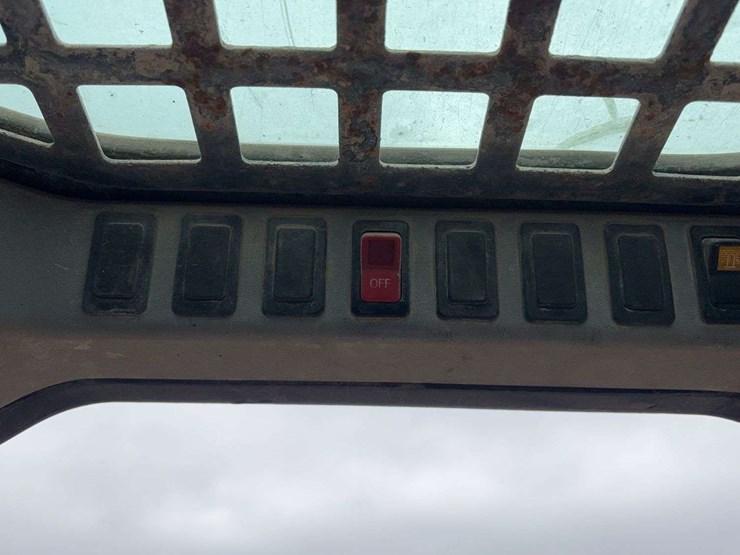 2007-bobcat-s130-image-26