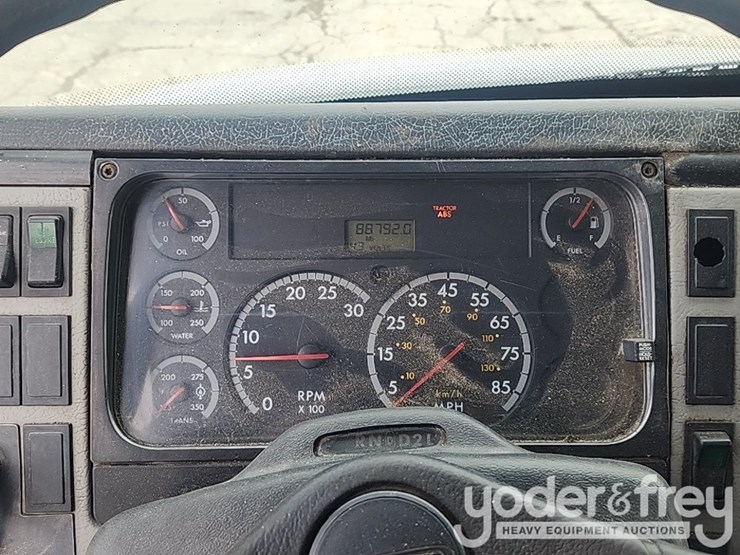 2001-freightliner-fl60-image-18