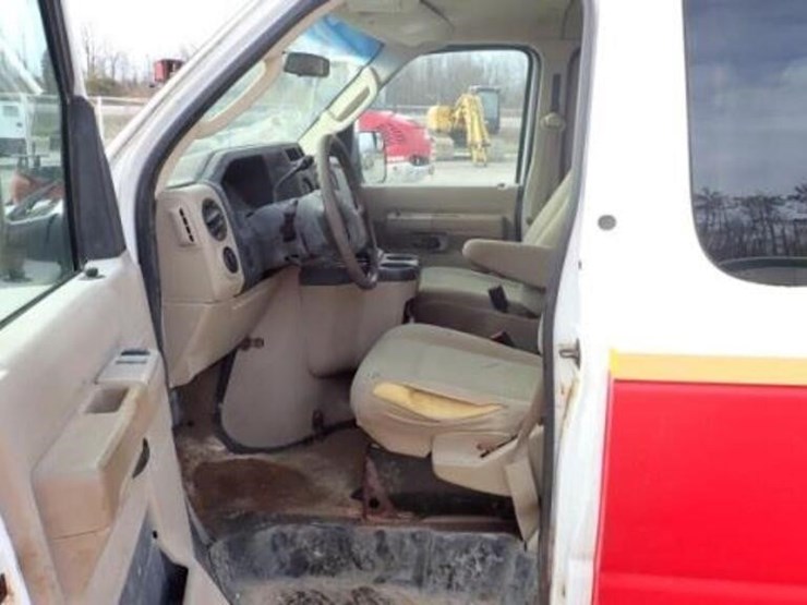 2010-ford-e350-xlt-image-21