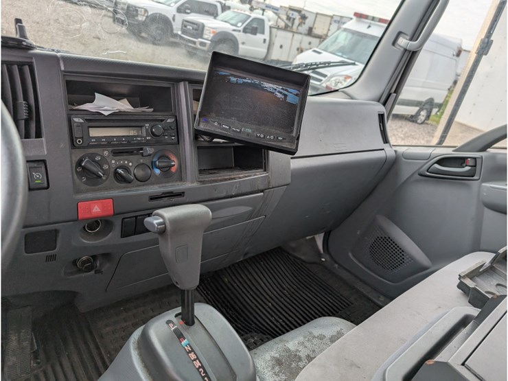 2019-isuzu-npr-image-16