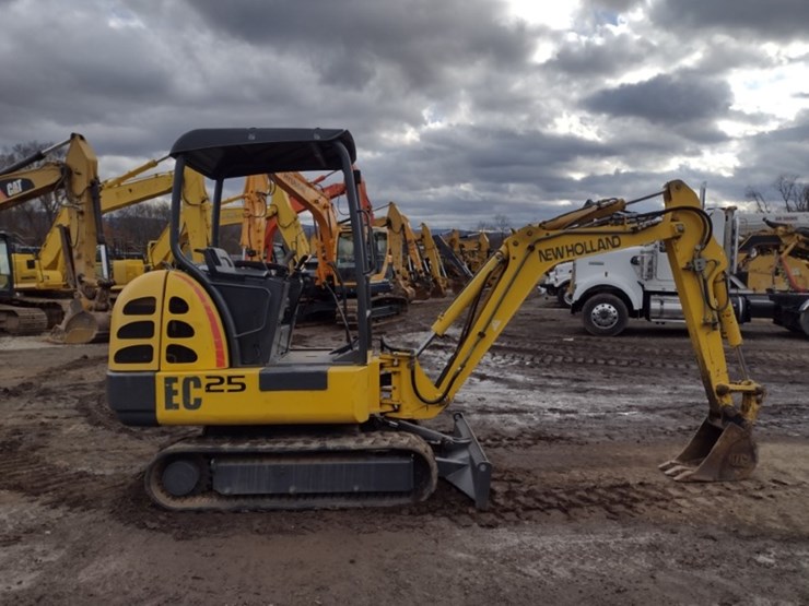 new-holland-ec25-image-3