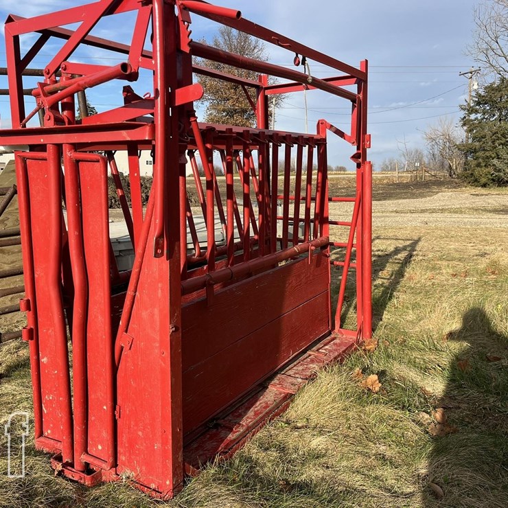 HOMEMADE LIVESTOCK CHUTE