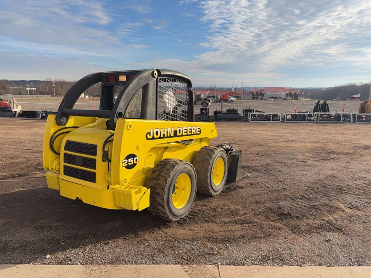 2003-john-deere-250-image-4