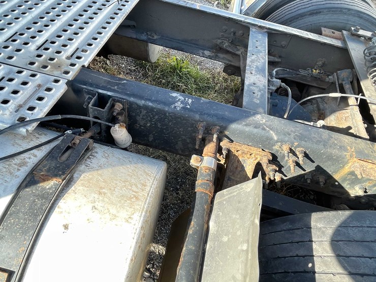 #202-•-2015-volvo-semi-tractor-(has-wi-title)-(denmark,-wi)-image-26