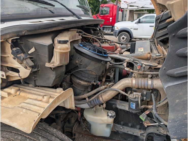 2014-freightliner-m2-106-image-14