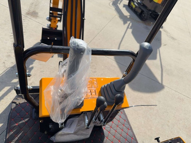 2025-miva-va13-mini-excavator-image-15