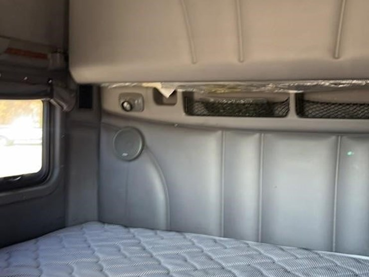 2012-peterbilt-587-image-17
