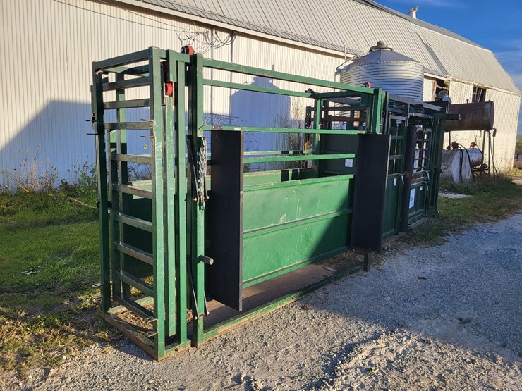 arrow-farmquip-8400-q-catch-cattle-squeeze-chute-w/alley-way---like-new-image-24