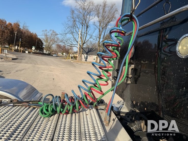 peterbilt-567-image-26