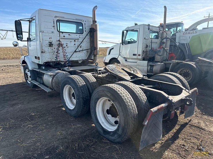 2001-volvo-vnm-semi-truck-image-3