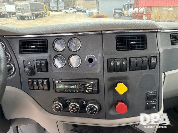 peterbilt-579-image-73