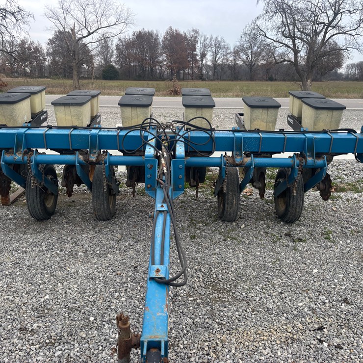 #1526 • Kinze 6 row