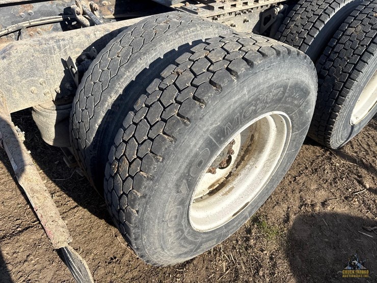 2001-volvo-vnm-semi-truck-image-12