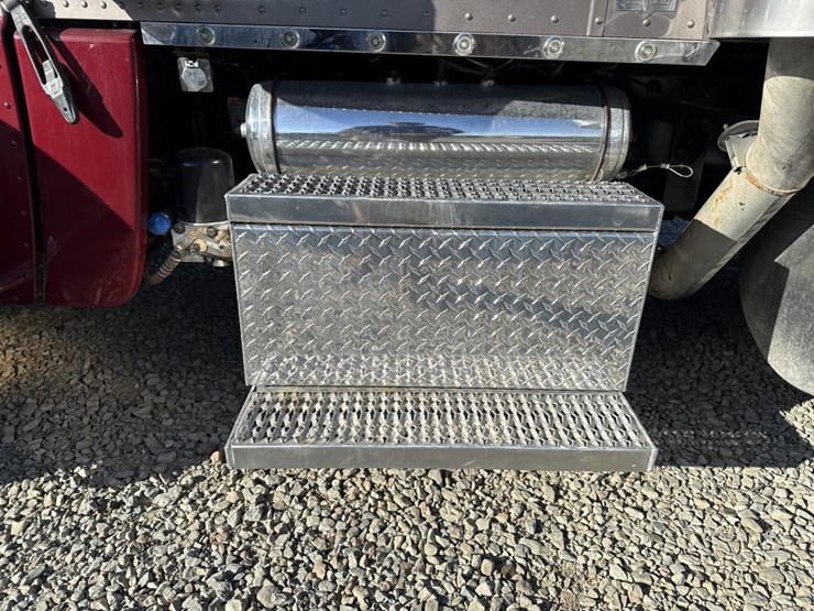 2012-peterbilt-389-image-38