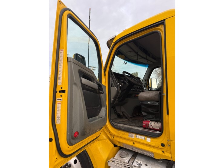 2020-kenworth-t680-image-18