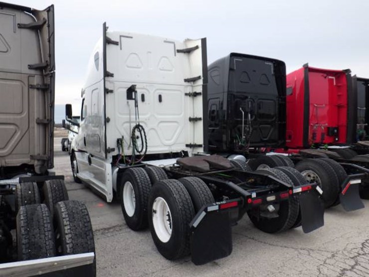 freightliner-cascadia-126-image-15