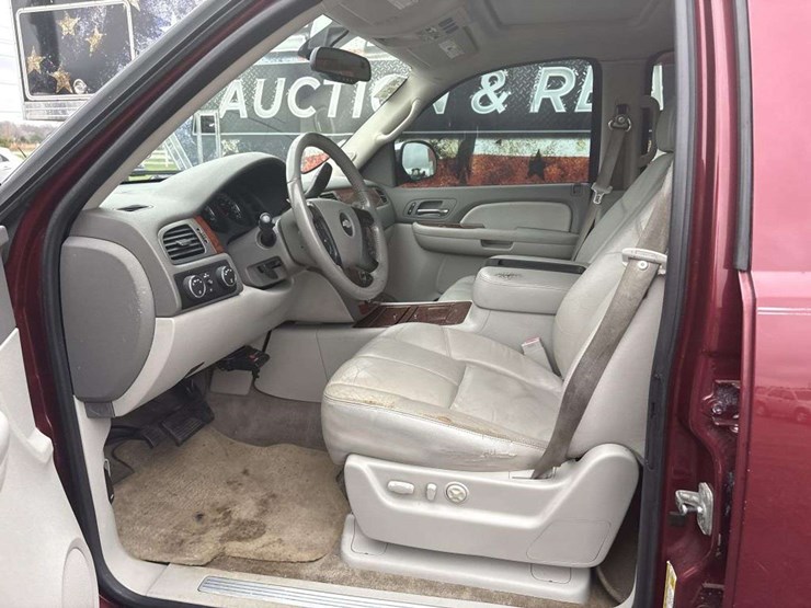 2008-chevrolet-suburban-image-11